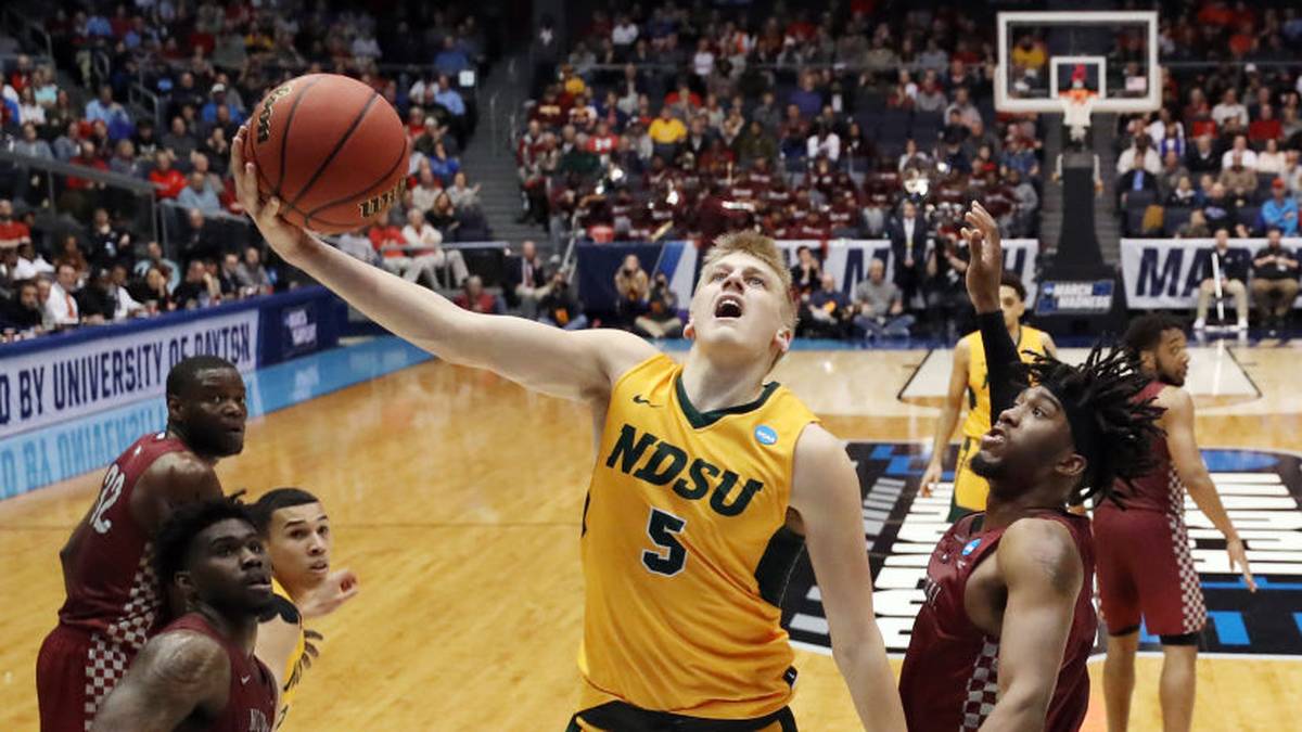 SAM GRIESEL (Small Forward; North Dakota State; Sophomore): Der 19-Jährige stammt aus Nebraska, aber sein Vater Achim ist Deutscher. Als Freshman durfte er gleich satte 25,5 Minuten pro Spiel ran - gewann im Sommer mit der U20 EM-Bronze