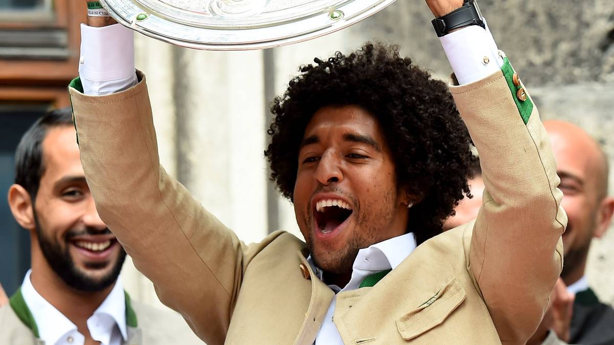 ...und holt gleich in seiner ersten Saison das Triple. Legendär ist seine Video-Grußbotschaft mit schiefem Jubelgesang an die Mannschaftskollegen vor dem DFB-Pokalfinale, das er wegen einer Abstellung zur brasilianischen Nationalmannschaft verpasst