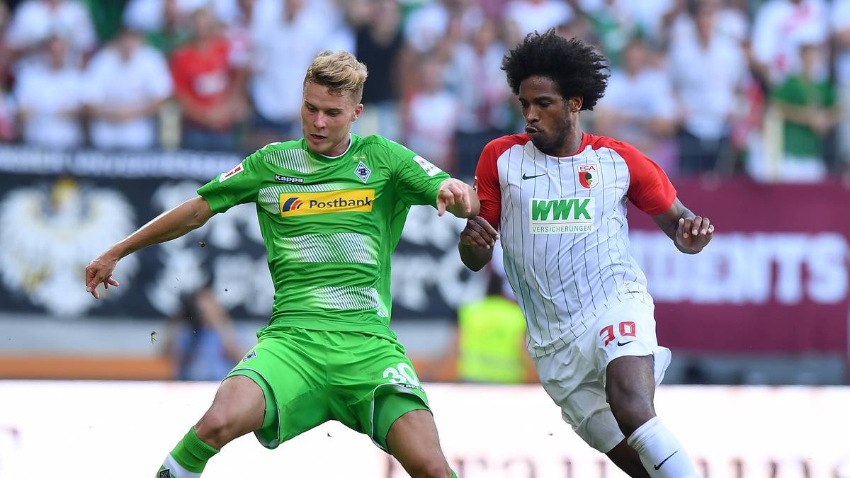 Nico Elvedi (l., 21, gegen Augsburgs Caiuby), Schweiz