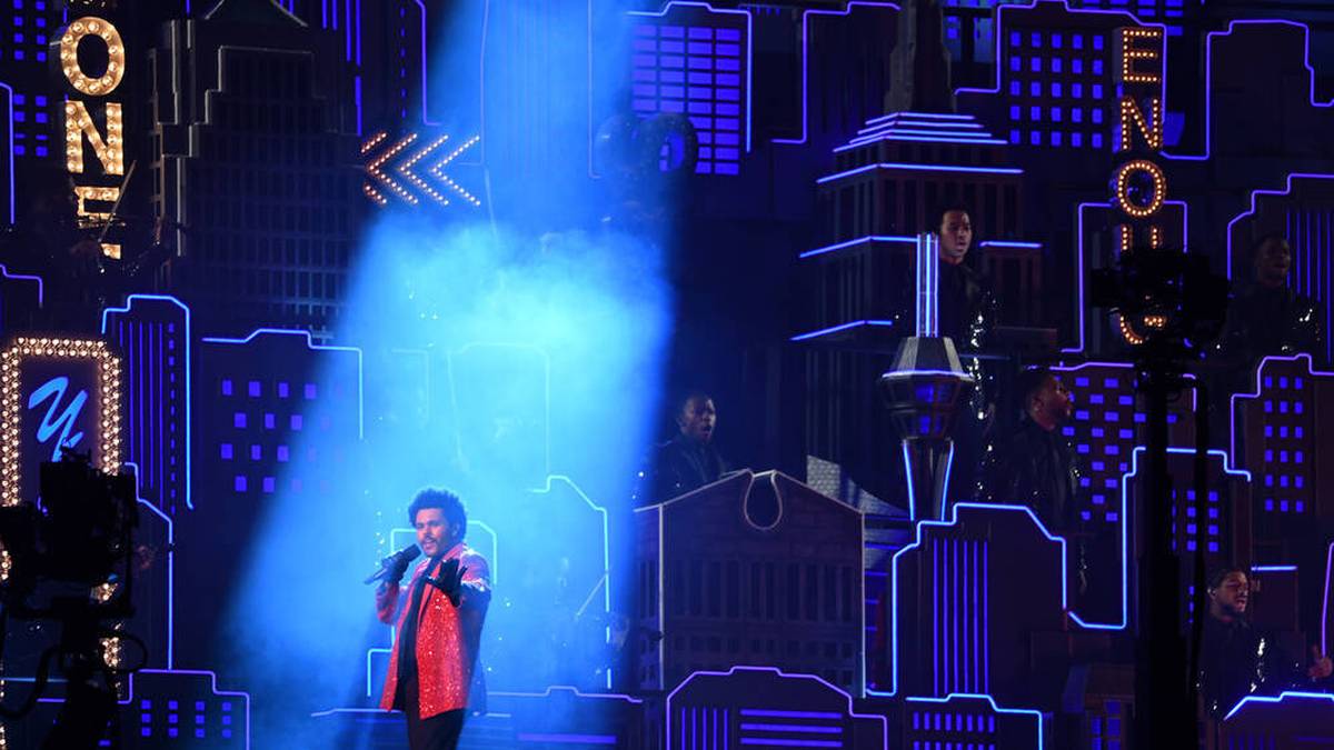 Diese waren eher wenig von den einfachen Choreographien und dem  fehlenden Gastauftritt begeistert. Hinzu gab es Beschwerden wegen der Tonqualität. Vor der Show gab The Weeknd bekannt, alle Songs live zu singen, was die Qualität des Sounds maßgeblich beeinflusste. 