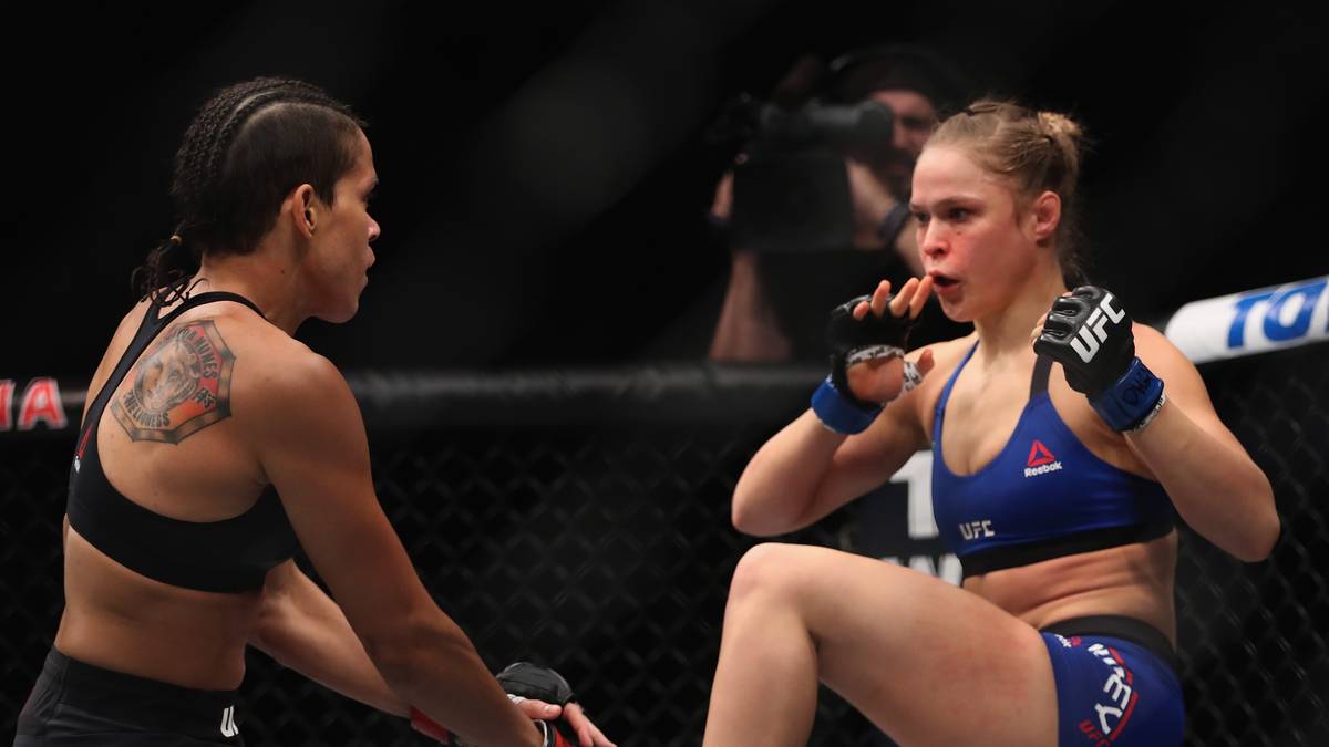 Rousey versuchte sich wieder aufzurappeln - vergeblich: Auch ihr Comeback-Kampf gegen Amanda Nunes Ende 2016 ging in die Hose. Nach weniger als eine Minute war Rousey nach einer Schlagserie technisch k.o.