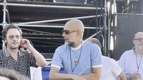 City-Coach Pep Guardiola hat das Konzert von Oasis in Manchester besucht und bei einem Song sein Gesangstalent unter Beweis gestellt.