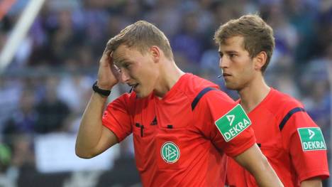 Schiedsrichter Martin Petersen verlässt beim Spiel VfL Osnabrück gegen RB Leipzig das Feld