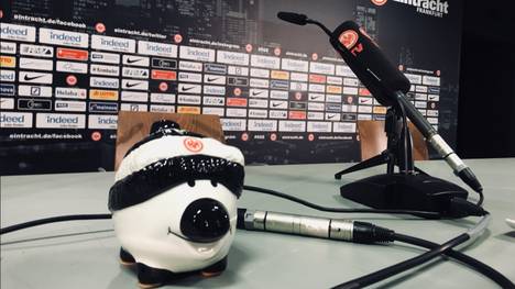 Eintracht Frankfurt führt bei Pressekonferenzen ein Phrasenschwein ein