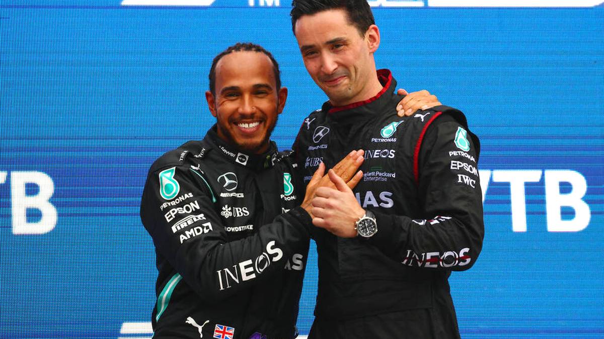 Lewis Hamilton (l.) bedankte sich nach dem Sieg in Sotschi bei seinem Mercedes-Team