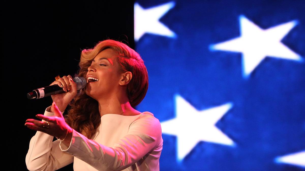 Schon auf ihrer Pressekonferenz gibt sie zuvor eine Kostprobe und singt live die amerikanische Nationalhymne. Beim Endspiel im Super Dome von New Orleans setzt der Superstar noch einen drauf