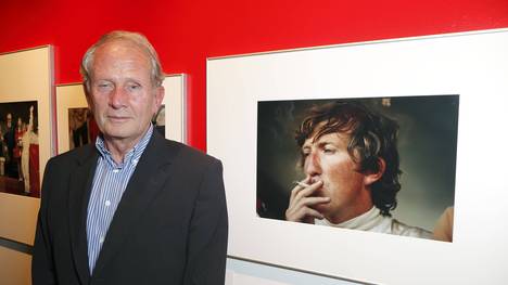Helmut Marko vor einem Portät von Jochen Rindt