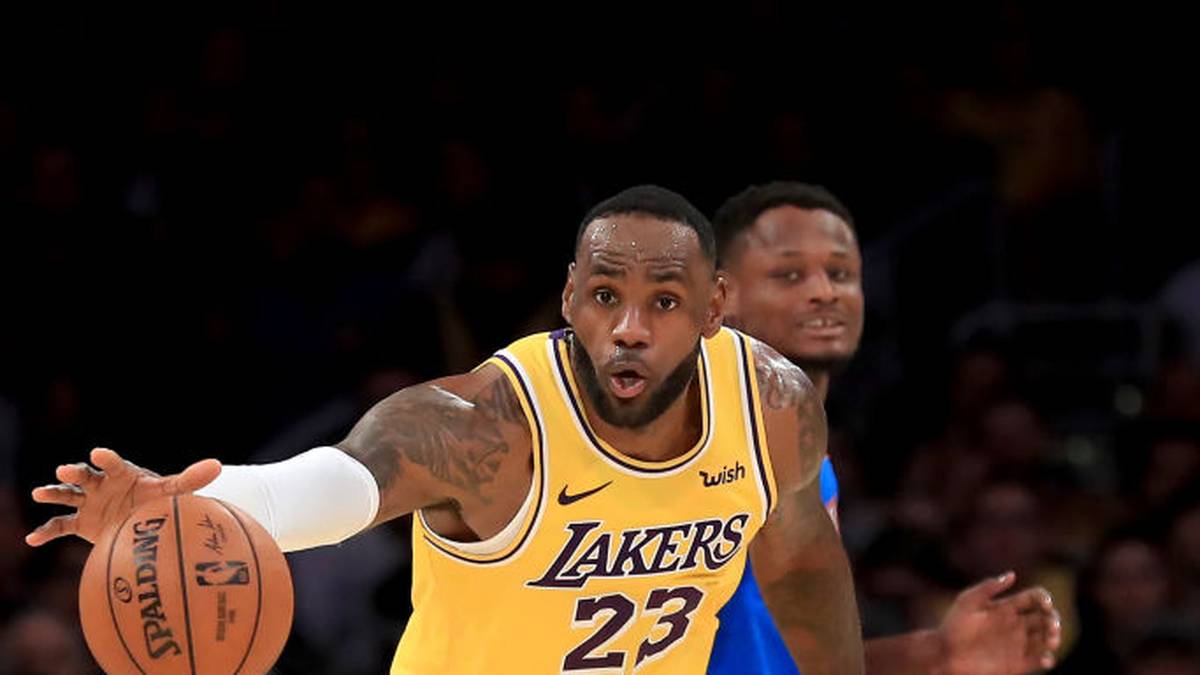 Nur zwei Spieler kamen überhaupt jemals in die Nähe dieses Rekordes. Jason Kidd, mit Dirk Nowitzki und den Mavs 2011 Champion, legte gegen 28 Teams ein Triple Double auf und ist damit Dritter in dieser Liste