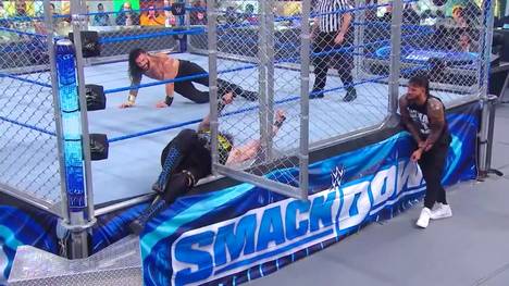Bei WWE Friday Night SmackDown steigt ein großes Rückmatch zwischen Universal Champion Roman Reigns und Kevin Owens im Stahlkäfig. Am Ende kommen Handschellen ins Spiel ...