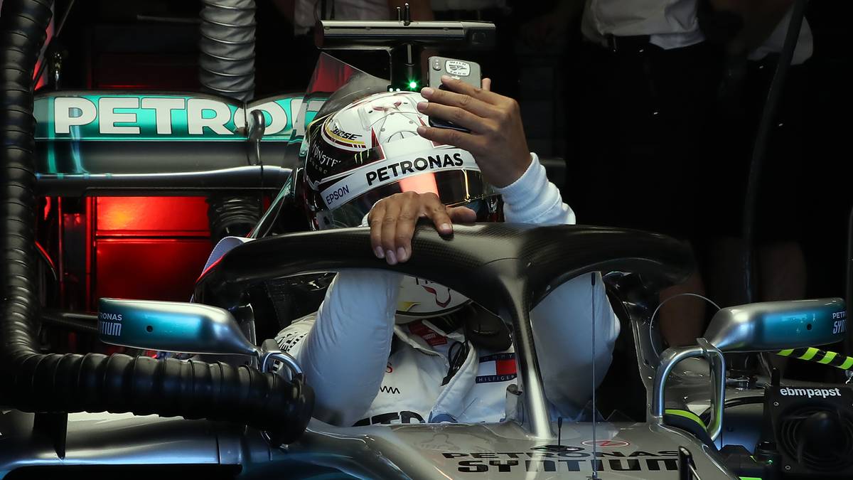 Das Selfie im Auto war ohne dem Halo jedenfalls auch leichter, denkt sich Hamilton hier vermutlich