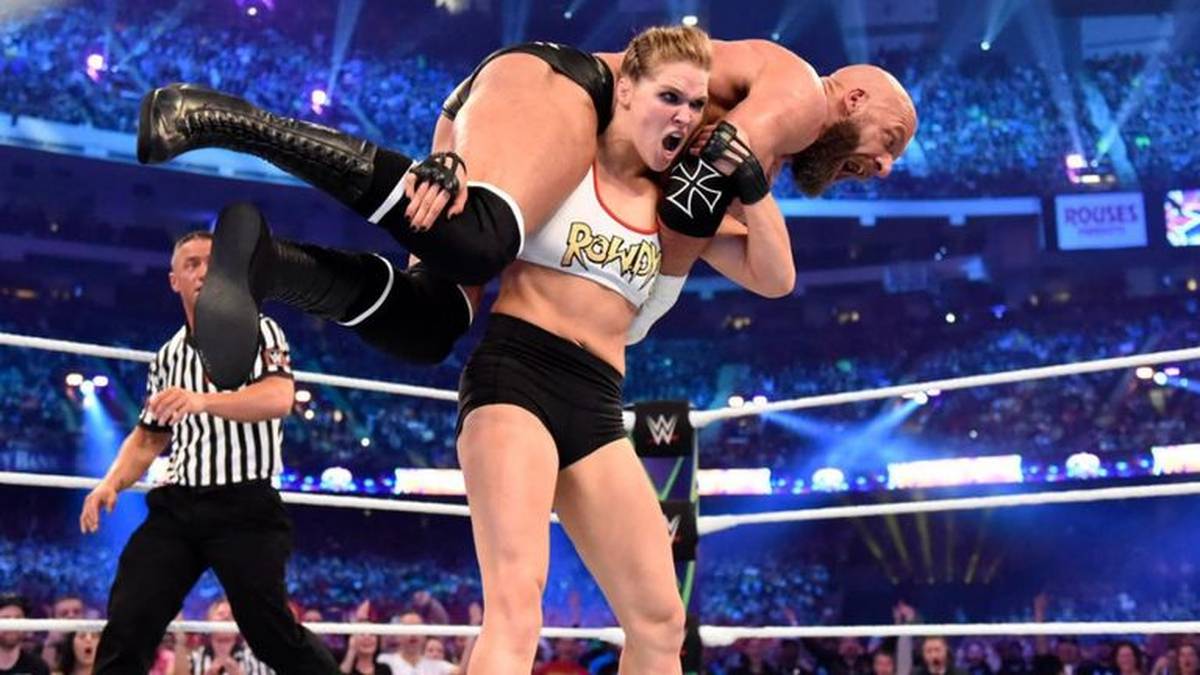 Bei WrestleMania 34 im April 2018 bestreitet Rousey ihr Debütmatch. In einem unterhaltsamen Mixed-Match besiegte sie zusammen mit Kurt Angle Stephanie McMahon und Triple H - und beweist dabei auch gegen ihren männlichen Kontrahenten ihre Power