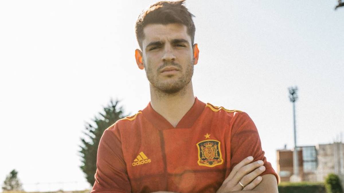 Bei der Entwicklung des Designs haben die Designer von adidas einen einzigartigen Ansatz verfolgt, um die Flagge in einzelne Pixel zu zerlegen und sie dann wieder zu verbinden