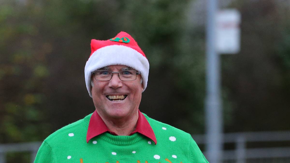 Es ist Boxing Day in der Premier League! Und das bedeutet  in England traditionsgemäß Fußball satt. Dieser Fan von Stoke City freut sich offenbar ganz besonders auf die Partie gegen Manchester United und präsentiert sich im feinen Weihnachtszwirn