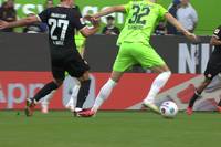 Eintracht Frankfurt kassiert gegen Wolfsburg die erste Pflichtspielniederlage unter Trainer Dino Toppmöller. Aufregung gibt es um Mario Götze, der nach einer guten Stunde des Feldes verwiesen wird.