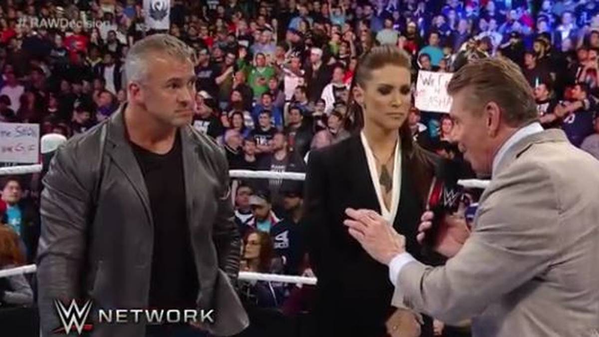 WWE-Boss Vince McMahon (r.) wurde bei Payback permanent von Rufen nach CM Punk unterbrochen