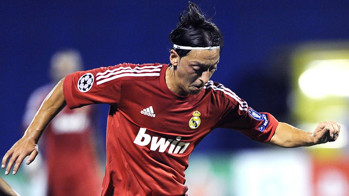 ...bevor es 2011 richtig bunt wurde. Real und Mesut Özil in Rot, das war wirklich ungewöhnlich