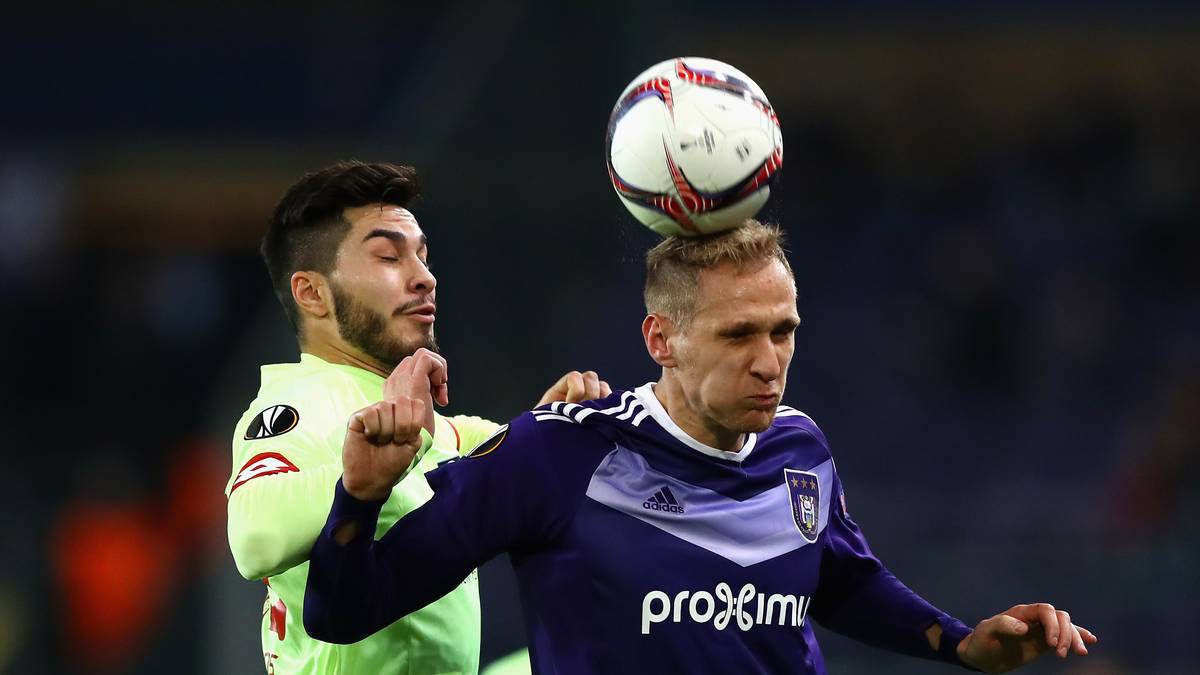 Anderlechts Lukasz Teodorczyk (r.) hatte im Hinspiel das späte 1:1 erzielt. Im Rückspiel wird der Pole den Mainzern gleich zweimal einen einschenken