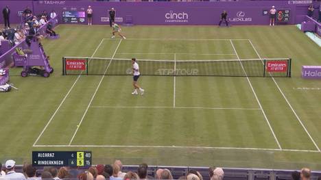 Carlos Alcaraz gewann in der ersten Runde bei den Queen's Club Championships trotz schwachen Starts. Gegen den Franzosen Arthur Rinderknech ging es für den Spanier über drei Sätze.