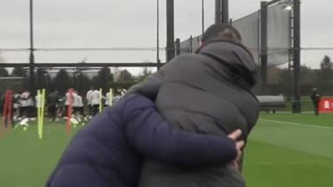 Jürgen Klopp sorgt für Aufsehen, als er einen englischen Reporter während des Trainings in den Schwitzkasten nimmt.