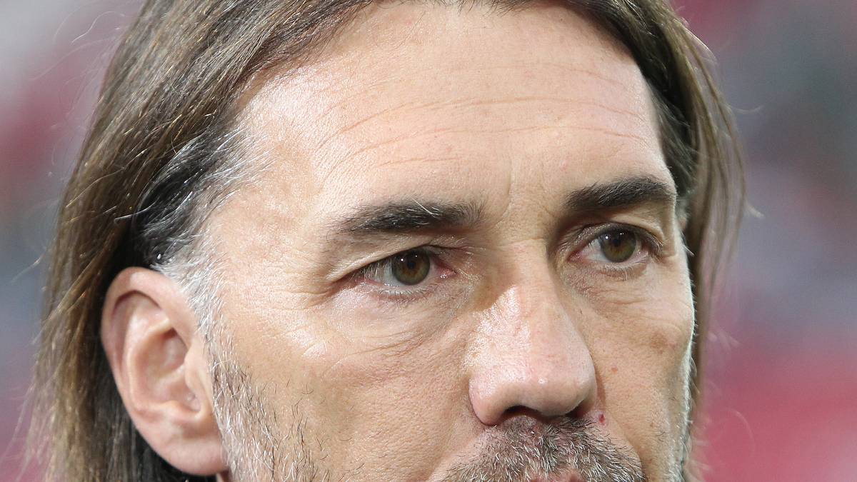 Martin Schmidts Blick geht in die Ferne. Was mag sich der Trainer von Mainz 05 wohl denken? Sein Team nimmt erstmals an der UEFA Europa League teil und scheint sich darauf auch zu freuen. Doch ganze ohne Anspannung ist eine solche Premiere offenbar nicht zu feiern