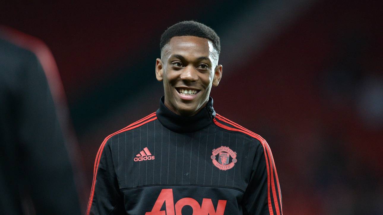 Spielerfrau feuert falschen Verein an