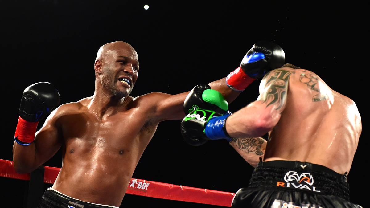 BERNARD HOPKINS (l.): Konnte als erster Boxer alle vier anerkannten WM-Titel einer Gewichtsklasse vereinigen, wurde mit 46 und später 48 Jahren zweimal ältester Boxweltmeister der Geschichte. Verteidigte seinen Titel im Mittelgewicht von 1995 bis 2005 20-mal in Folge