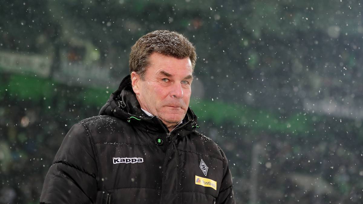Dieter Hecking versucht am Freitagabend im Mönchengladbacher Schneegestöber den Durchblick zu behalten. Für seine Borussia geht es zum Auftakt des 25. Bundesliga-Spieltags gegen Werder Bremen um drei Punkte