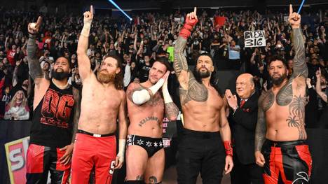 Die Original Bloodline und CM Punk (M.) gewannen ihr War Games Match