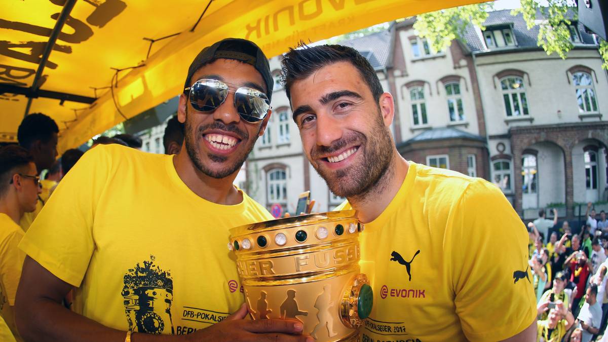 Auch für den Herren links könnte es die letzte Partie für den BVB gewesen sein. Pierre-Emerick Aubameyang feiert seinen ersten großen Titel gemeinsam mit Sokratis