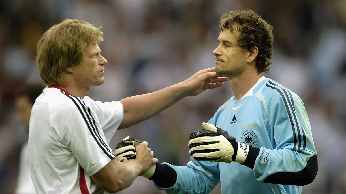 Das liegt mit Sicherheit auch an der legendären Szene vor dem Elferschießen im Viertelfinale gegen Argentinien, als der unterlegene Platzhirsch Kahn (l.) zu Lehmann geht, ihm über den Kopf streichelt und Glück wünscht