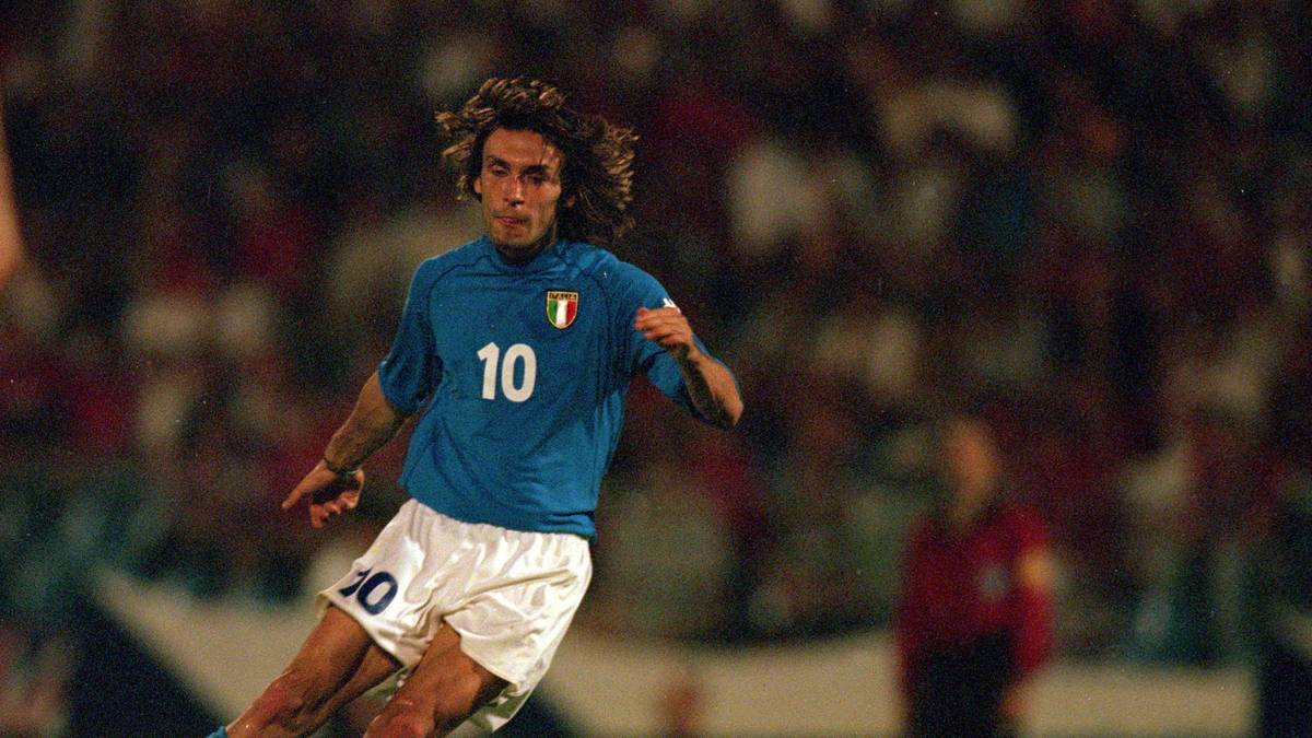 ANDREA PIRLO: Die nächste italienische Fußball-Legende. Pirlo debütierte zwei Tage nach seinem 16. Geburtstag am 21. Mai 1995 für Brescia. Nach einem Umweg über Inter Mailand, wurde er beim Stadtrivalen AC Mailand und bei Juventus Turin zu einem der besten Mittelfeldspieler, die jemals gegen einen Ball getreten haben