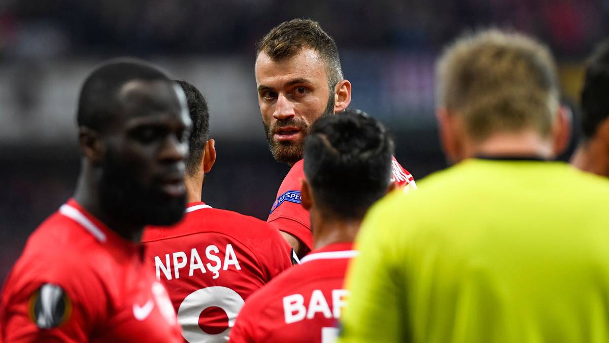 In der türkischen Süper Lig steht AKHISARSPOR völlig unerwartet vor dem Abstieg in die Zweitklassigkeit. Acht Spieltage vor Saisonende hat der letztjährige Pokalsieger bereits sieben Zähler Rückstand auf das rettende Ufer