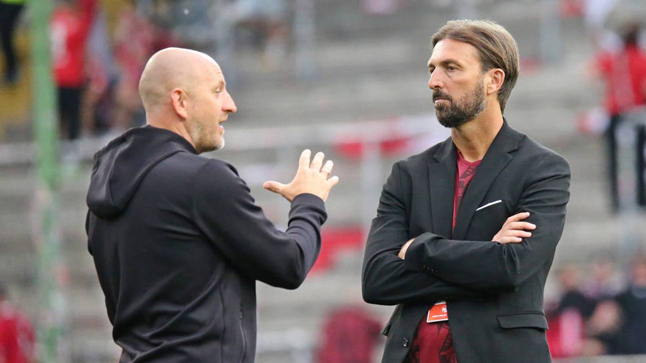 Trainer Torsten Lieberknecht im Gespräch mit Geschäftsführer Thomas Hengen