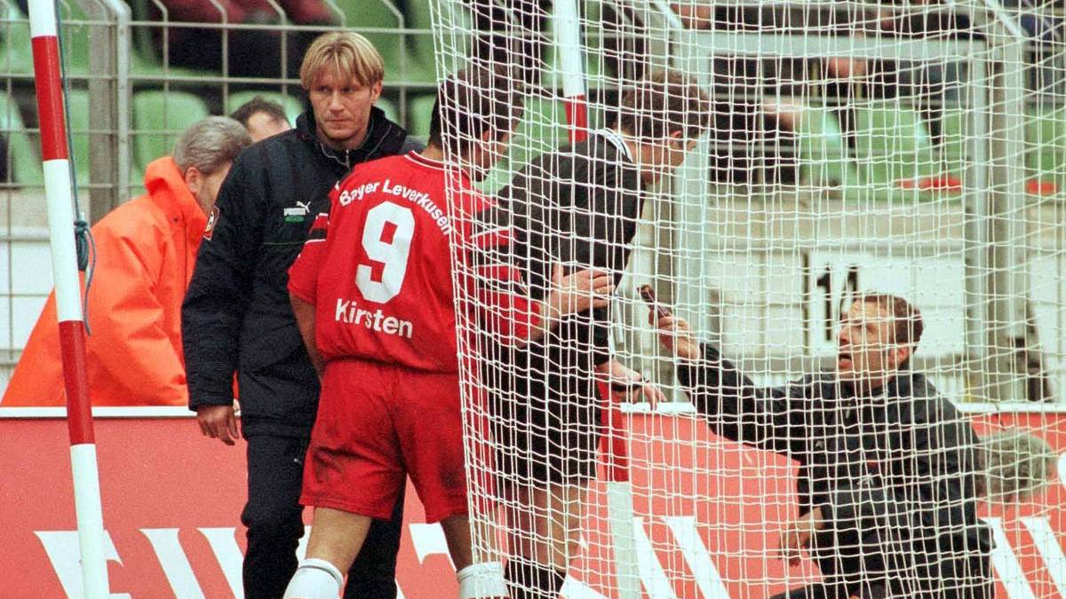7. FEBRUAR 1998: Wenn es mal wieder länger dauert, soll ein bekannter Schokoriegel her. Im Spiel gegen Leverkusen bekommt Bremens Schlussmann Oliver Reck einen Snickers an den Kopf geworfen und geht prompt zu Boden. Damit es bloß kein Beweismaterial gibt, schnappt sich Bayer-Stürmer Ulf Kirsten den Riegel und wirft ihn in die Kurve. Hinterher fliegt Reck sogar mit Rot wegen einer Notbremse gegen Kirsten vom Platz, Leverkusen gewinnt 