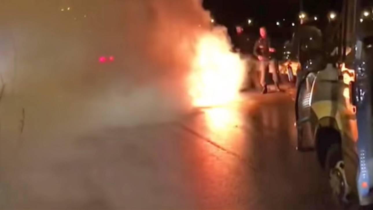 Spieler flüchten aus brennendem Bus