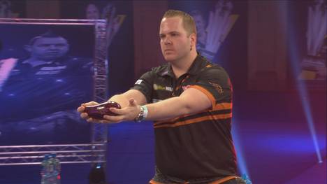 Dirk van Duijvenbode ist für seinen extrovertierten Walk-On bekannt. In der Partie glänzt er nach einem 0:2-Rückstand auch mit extrovertiertem Darts-Spiel. 