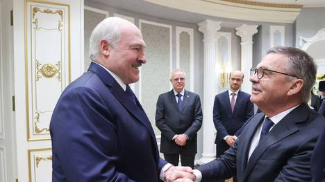 Belarus Alexander Lukashenko (l.) mit Rene Fasel (r.)