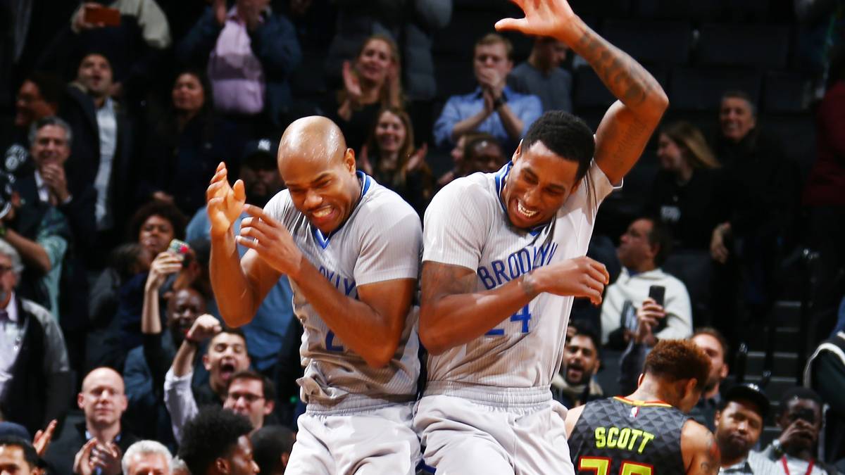 Die eigene Leistung gegen die Hawks bereitet den Jets-Stars Jarrett Jack (l.) und Rondae Hollis-Jefferson sichtlich Vergnügen