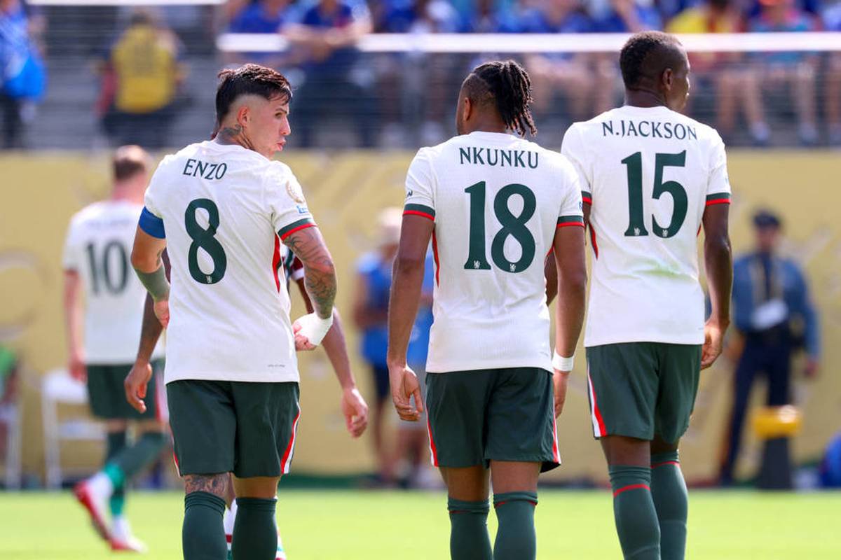 Christopher Nkunku gilt nach der Absage von Nick Woltemade als nächstes Transferziel des FC Bayern. Jedoch herrscht bei den Verhandlungen mit Chelsea Unklarheit. Besonders ein alter Bekannter, könnte Bayern die Tour vermiesen.