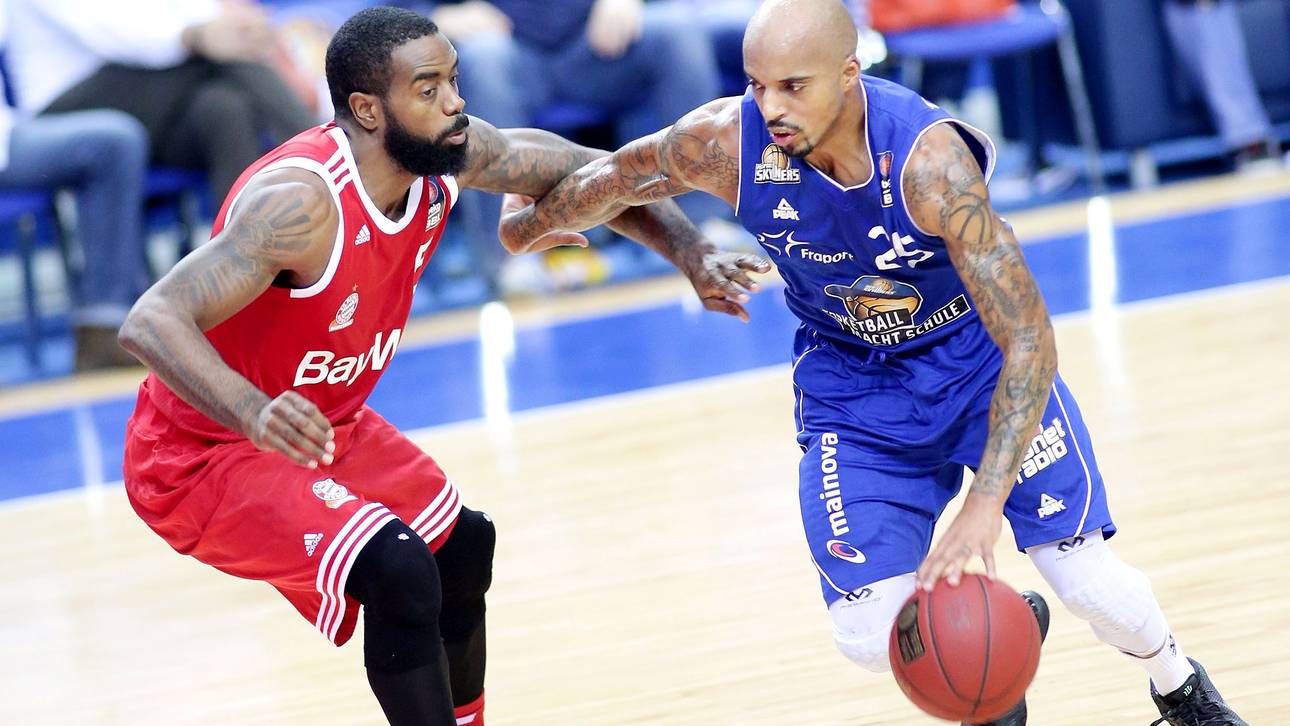 Jordan Theodore von den Skyliners zieht am Münchner Star-Einkauf K.C. Rivers vorbei