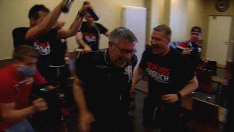 Der FC Union Berlin hat mit dem 1:0-Sieg gegen Paderborn den Klassenerhalt klar gemacht. Die Spieler ließen sich die obligatorische Bierdusche nach der Partie nicht nehmen.