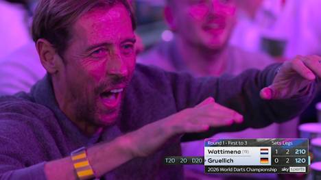 Peter Crouch, ehemaliger Nationalspieler Englands, ist bei der Darts-WM im Alexandra Palace zu Gast und wird von den Fans während des Spiels des Deutschen Dominik Grüllich abgefeiert.