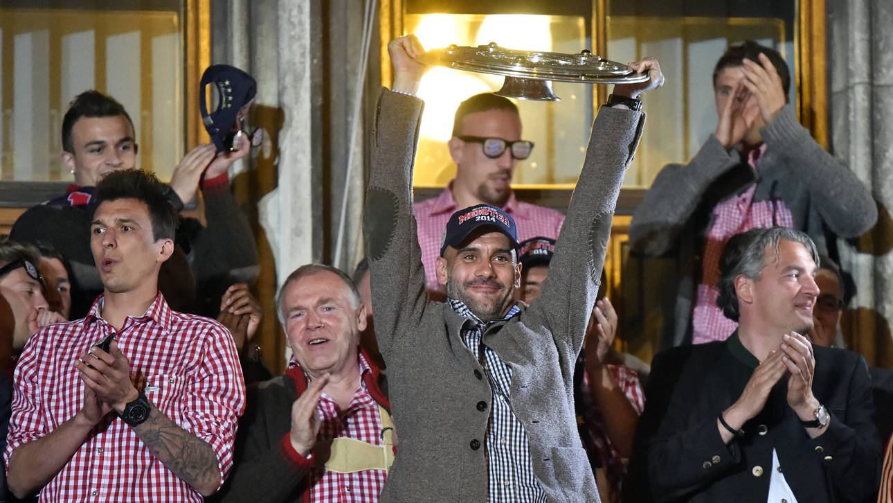 Bayern feiern Party auf dem Floß