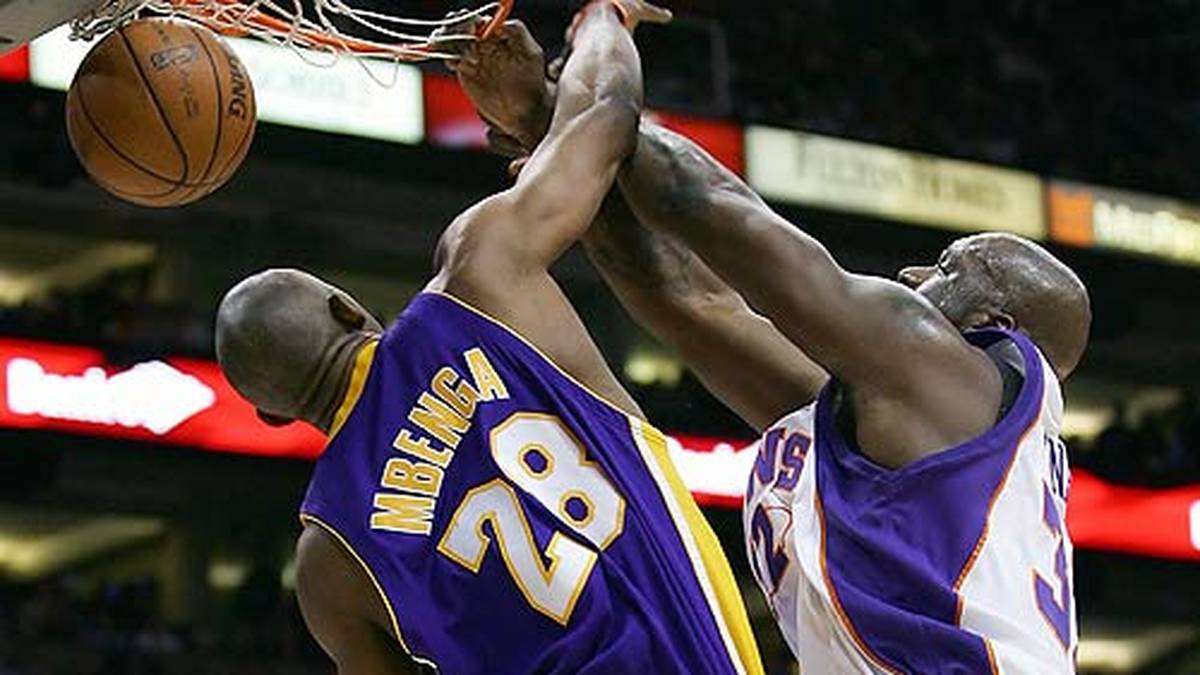 2008 zieht er weite nach Phoenix. Im Suns-Trikot erlebt "The Big Kaktus" eine kurze Renaissance. Beweis dafür: Das Spalding-Tattoo auf der Stirn von DJ Mbenga