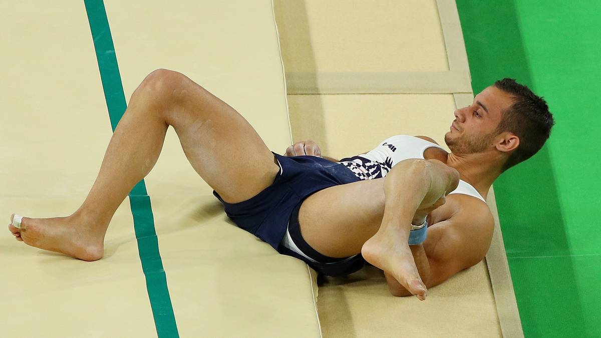 Nichts für schwache Nerven ist auch diese Szene bei Olympia 2016. Beim Pferdsprung landet Turner Samir Ait Said so unglücklich, dass er sich den Unterschenkel bricht. Das Bein steht in die völlig falsche Richtung