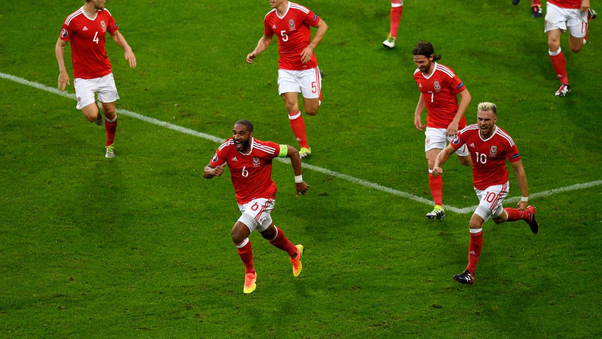 Doch allzu lange hat die Führung für Belgien nicht Bestand. Ashley Williams (v.l.) trifft per Kopf und die ganze rote Meute folgt dem Torschützen