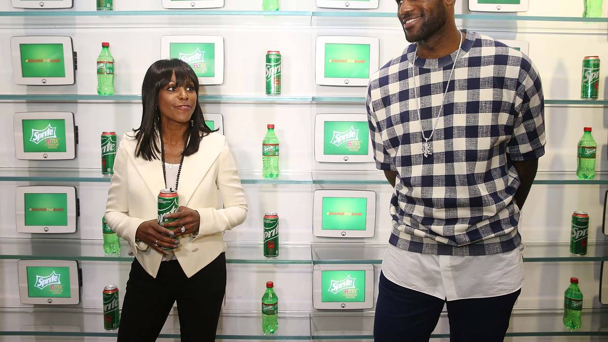 Dennoch ist James natürlich ein Weltstar und hat einen lebenslangen Monstervertrag mit "Nike" abgeschlossen, der ihm pro Jahr 20 Mio. Dollar bringen soll. Weitere Sponsoren wie "Coca-Cola" (Bild) machen James zu einem der bestverdienenden Sportler der Welt