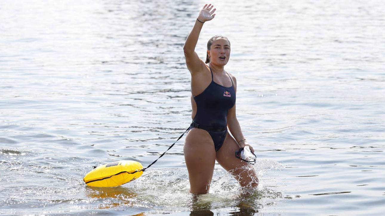 Nathalie Pohl bei ihrer Zielankunft in Köln. Sie schwamm im Sommer 2026 200 Kilometer durch den Rhein für den guten Zweck