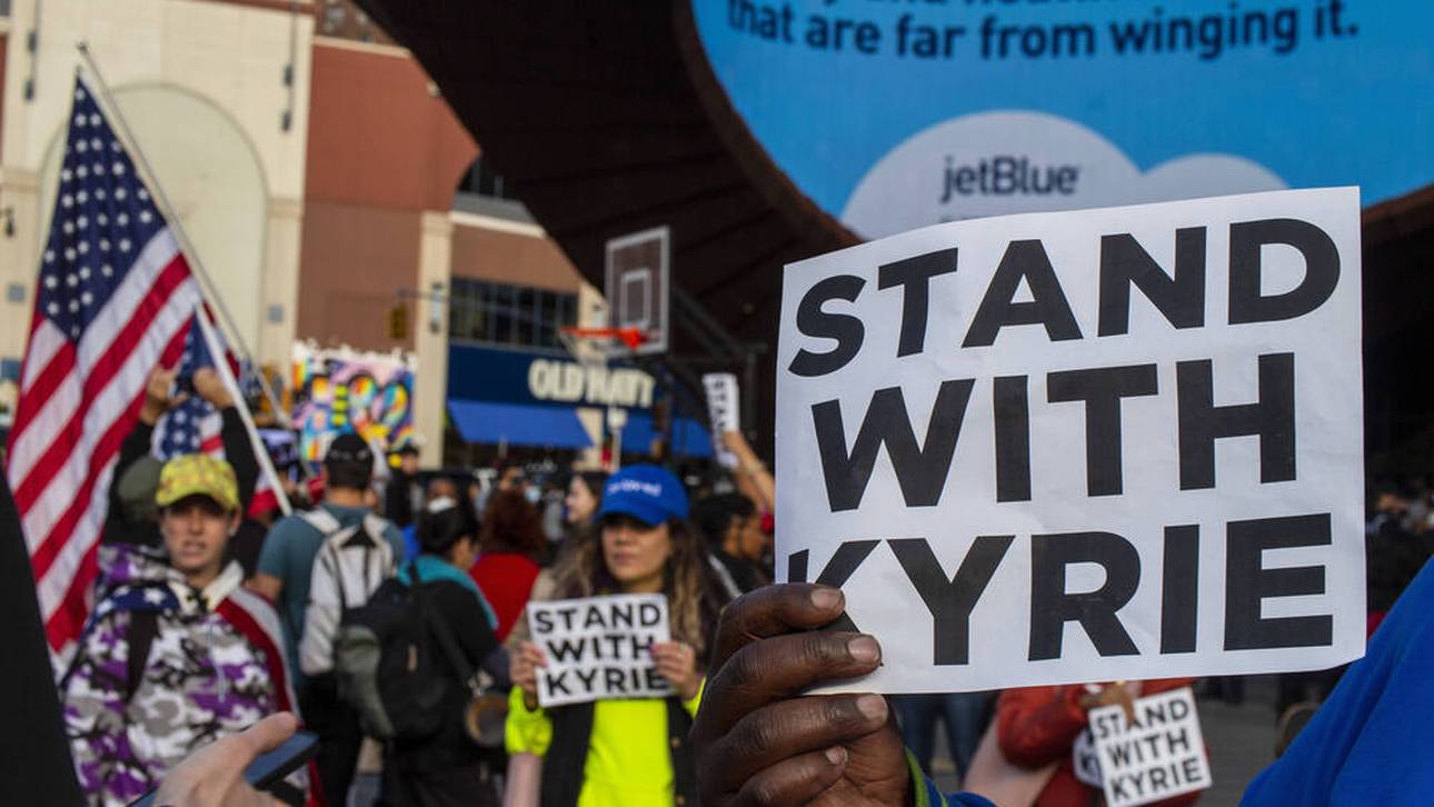Chaos! Irving-Protest artet aus