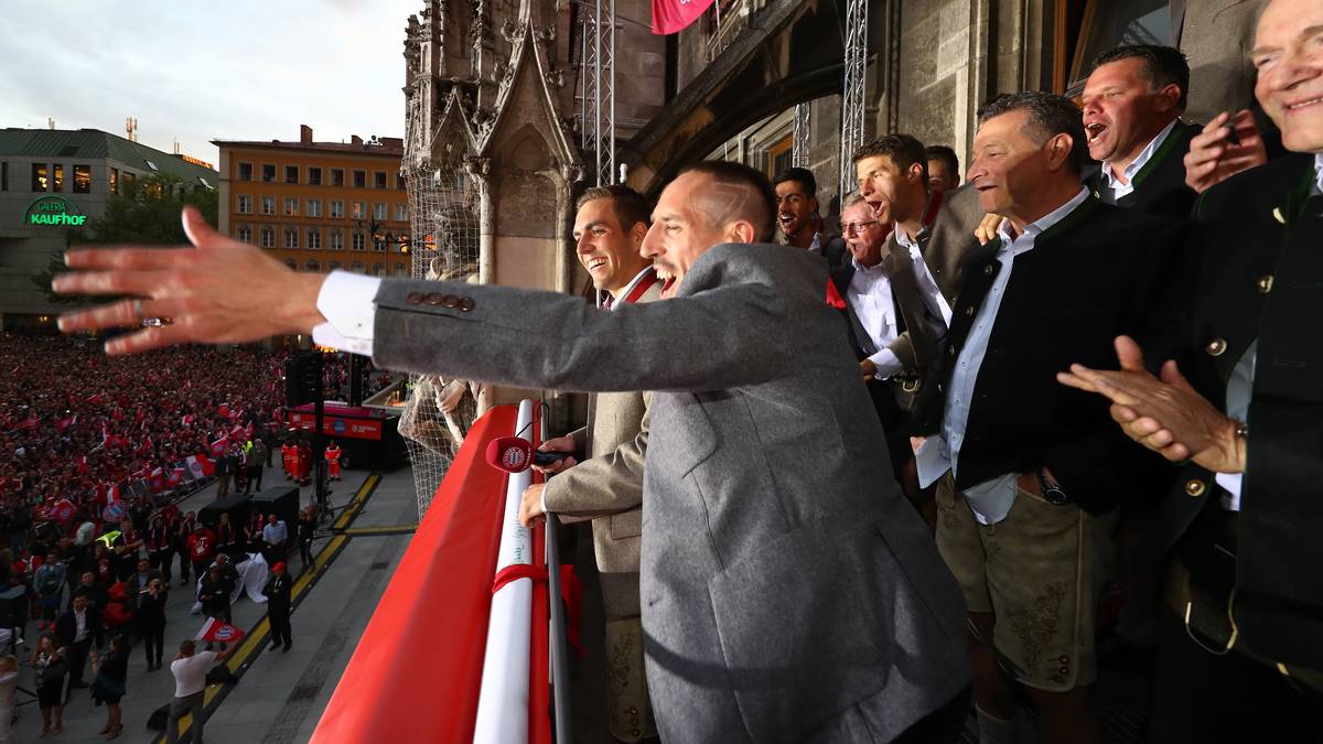 Als großer Entertainer erweist sich einmal mehr Publikumsliebling Franck Ribery, der die Münchner Anhänger im Alleingang unterhält. Vor allem Philipp Lahm... 